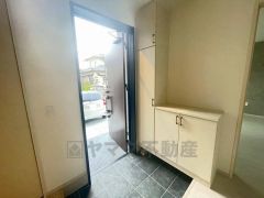 たっぷり収納できるシューズボックスです。家族全員の靴がきれいに整頓できます。棚の上にお花や写真を飾っても良いですね。