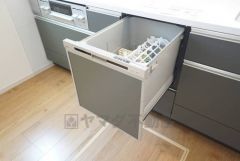 家事の時間が短縮できる食器洗浄乾燥機付。後片付けもラクラクです。 食器を洗う手間が減るので家族とのコミュニケーションの時間や自分の時間が増えますね。