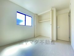 木目調のシンプルデザインで落ち着きと安らぎの空間に仕上げています。各部屋に収納が完備されているので、お荷物が多くなっても安心の設計です。