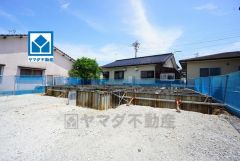 西鉄バス「潤野橋」停徒歩7分。並列駐車4台。スーパーまで徒歩7分＾＾