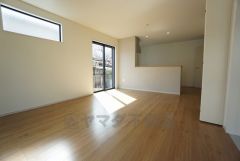 対面式キッチンを中心としたリビングダイニングで家族の会話が弾みそうです。