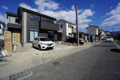 前面道路は交通量が少ないため小さなお子様がいるご家庭でも安心です＾＾ カースペースは停めやすい並列駐車3台～。