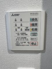 雨の日の洗濯も安心できる浴室暖房乾燥機付き浴室。リモコンで操作もボタン1つで簡単。 浴室暖房乾燥機には、暖房、乾燥、涼風、換気の4つの機能が付いています。タイマー付きです。