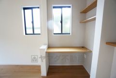 対面キッチン横にあるスタディーコーナー。キッチンからお子様のお勉強にも目が届きます。勉強やその他の作業もはかどりそうですね。