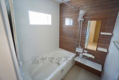 1日の疲れを癒すくつろぎのバスルーム。足を伸ばしてもゆったりと入れるサイズです。お子様と一緒にお風呂に入っても狭くないですね^^