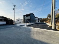 前面道路は広々約7ｍ^^ 余裕を持って駐車出来ます＾＾ 須恵スマートＩＣまで車で約7分（2.1ｋｍ） 西鉄バス一 番田停まで徒歩4分＾＾