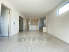 家族が集まる開放的なリビング。約18帖の大空間で毎日のお食事が楽しみです＾＾思い思いの時間を過ごしたり、家族みんなで食事をしたり、素敵な団らんの場になりますね。