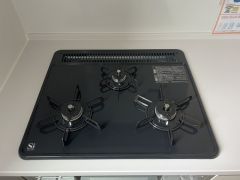 お手入れのしやすいIHクッキングヒーターです。 3口コンロなので、効率よくお料理が楽しめます。毎日のお料理も楽しくなりますね＾＾