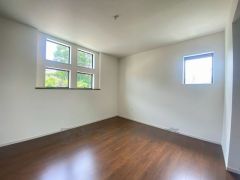 住む人のこだわりを活かす洋室＾＾日当たりがよく、寝室としての利用もおすすめ。広めのクローゼットもあり荷物もすっきり片付けれ、ゆとりのある暮らしが出来ます＾＾