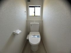 温水洗浄機付トイレです。節水機能もあるので、安心して使えますね。もちろん、1階2階の2ヶ所にトイレがあるので、忙しい朝にもゆとりができますね。