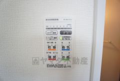 雨の日の洗濯も安心できる浴室暖房乾燥機付き浴室。リモコンで操作もボタン1つで簡単。 浴室暖房乾燥機には、暖房、乾燥、涼風、換気の4つの機能が付いています。タイマー付きです。