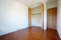 同仕様写真。明るい洋室です。ナチュラル色のフローリングで開放的な優しい雰囲気になっています＾＾ベッドや机、ＴＶを置いてもゆとりのある広さです。