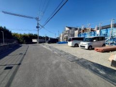 駐車スペースはゆとりある8台分を確保。マイカー用に、お客さま用に、余裕を持ってご利用いただけます。