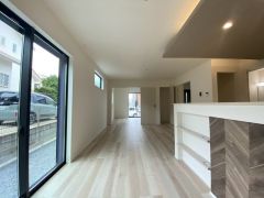 大きな窓のあるリビングは、陽光あふれる明るい空間です。居心地良く、ご家族皆がゆったりくつろげる憩いの空間となりそうです。