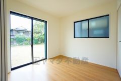 2面採光を確保した明るい室内は、風通しも良く、大変居心地の良い空間となっております。爽やかな風を感じて起きる朝は、快適生活の始まりに。