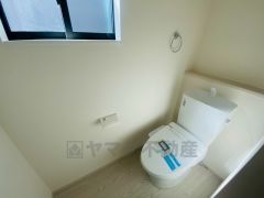 温水洗浄機付トイレです。節水機能もあるので、安心して使えますね。もちろん、1階2階の2ヶ所にトイレがあるので、忙しい朝にもゆとりができますね。