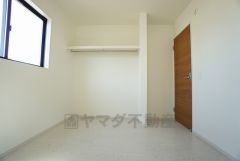 同仕様写真。暖かい日差しが差し込む洋室。たっぷり収納できるクローゼット付きでお部屋の中をすっきりと快適に保てます。