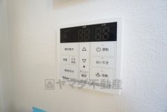 雨の日の洗濯も安心できる浴室暖房乾燥機付き浴室。リモコンで操作もボタン1つで簡単。 浴室暖房乾燥機には、暖房、乾燥、涼風、換気の4つの機能が付いています。タイマー付きです。