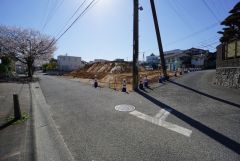 前面道路は6.1ｍ～7ｍと広く駐車がスムーズにできます＾＾
