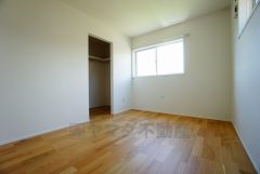 同仕様写真。明るい洋室です。ナチュラル色のフローリングで開放的な優しい雰囲気になっています＾＾ベッドや机、ＴＶを置いてもゆとりのある広さです。