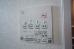 浴室暖房乾燥機には、暖房、乾燥、涼風、換気の4つの機能が付いています。タイマー付きです。