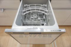 同仕様写真。家事の時間が短縮できる食器洗浄乾燥機付。後片付けもラクラクです。 食器を洗う手間が減るので家族とのコミュニケーションの時間や自分の時間が増えますね。