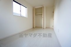 同仕様写真。木目調のシンプルデザインで落ち着きと安らぎの空間に仕上げています。各部屋に収納が完備されているので、お荷物が多くなっても安心の設計です。