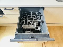 家事の時間が短縮できる食器洗浄乾燥機付。後片付けもラクラクです。 食器を洗う手間が減るので家族とのコミュニケーションの時間や自分の時間が増えますね。