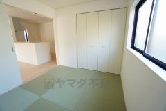 リビングからの続き間として和室をご用意しました。普段はリビングとつなげて開放的なスペースとして。来客時には客間としてお使いいただけます。