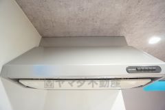 調理により発生する油煙や臭いを吸い込み、屋外へ排気してくれます。