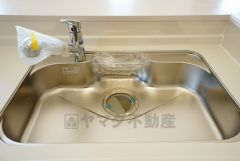 同仕様写真。広々とした凸型シンクに洗剤ポケットを標準装備。大きなお鍋など洗いやすいです。洗剤や石鹸、スポンジもすっきりできる収納付き。