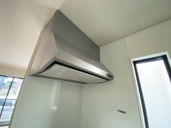 調理により発生する油煙や臭いを吸い込み、屋外へ排気してくれます。