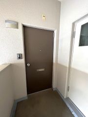 角住戸で玄関前を通る居住者も居ないので静かで快適な生活を送れます。