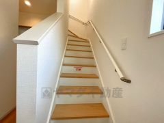 段数を通常より1段多く段差を低く設定し、より安全な階段を追求しました。勾配も緩やかに設計されており、安全性も重視。