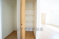 まとめ買いしてもこの収納量なら心配要らずのパントリー。調理家電や食品のストックをすっきりまとめられ、キッチン周りを広々使えます。