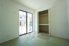 リビングからの続き間として和室をご用意しました。普段はリビングとつなげて開放的なスペースとして。来客時には客間としてお使いいただけます。