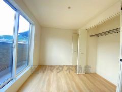 木目調のシンプルデザインで落ち着きと安らぎの空間に仕上げています。各部屋に収納が完備されているので、お荷物が多くなっても安心の設計です。