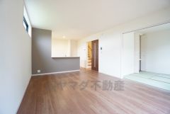 家族が集まる開放的なリビング。16帖以上の大空間で憩いの場になりそうです。思い思いの時間を過ごしたり、家族みんなで食事をしたり、素敵な団らんの場になりますね。