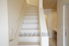 ご年配の方でも安心できる、手すり付き階段です＾＾段差も低めで設定されてますので安全性にも優れてますね＾＾