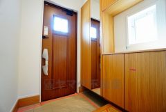 同仕様写真。たっぷり収納できるシューズボックスです。家族全員の靴がきれいに整頓できます。棚の上にお花や写真を飾っても良いですね。