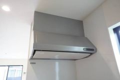調理により発生する油煙や臭いを吸い込み、屋外へ排気してくれます。