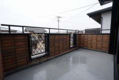 南側に面したバルコニーは日当たり良好です。お洗濯物も気持ちよく干せそうです。