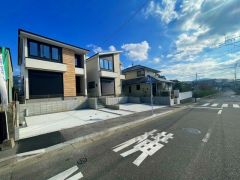 前面道路は西側約7.7ｍ。幅広く車の離合もスムーズです＾＾