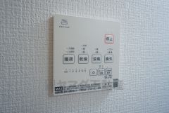 浴室暖房乾燥機には、暖房、乾燥、涼風、換気の4つの機能が付いています。タイマー付きです。