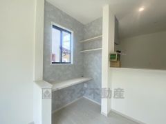 対面キッチン横にあるスタディーコーナー。キッチンからお子様のお勉強にも目が届きます。勉強やその他の作業もはかどりそうですね。