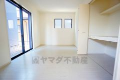 全居室にはたっぷり収納できる大型クローゼットを設置しています。窓には断熱性・保温性にすぐれ、省エネ効果のあるペアガラスを採用。冬には結露を防止します。