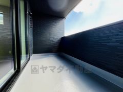 南側に面した大型のバルコニーは日当たり良好です。お洗濯物も気持ちよく干せそうです。日光浴をしたり、星を眺めたりも良いですね^^