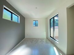 住む人のこだわりを活かす洋室＾＾日当たりがよく、寝室としての利用もおすすめ。広めのクローゼットもあり荷物もすっきり片付けれ、ゆとりのある暮らしが出来ます＾＾