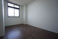 明るい洋室です。ナチュラル色のフローリングで開放的な優しい雰囲気になっています＾＾ベッドや机、ＴＶを置いてもゆとりのある広さです。