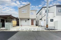 こちらの家には停めやすい並列駐車が2台分ついてます。車好きのご主人の洗車もゆったり。夏休みにはお子様の家庭用プールもできちゃいます。